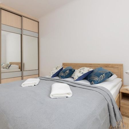 Bright Apartment Wola Near Metro Station By Noclegi Renters 华沙 外观 照片
